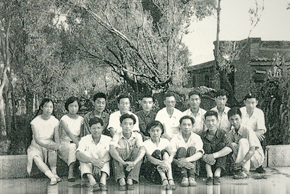 初期卫星总体组成员